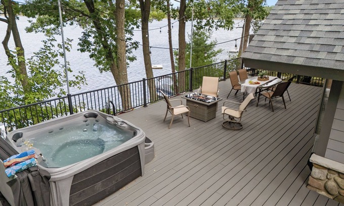 Wautoma House | Soak Up the Last Rays- Hot Tub Pier & Paddleboards