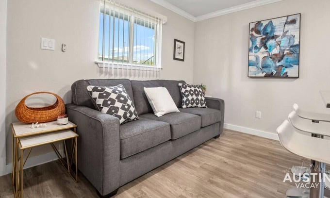 Brentwood Apartment | Soak Up the Sun! Newly Renovated + Prime Location