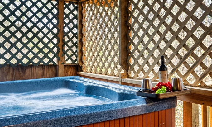 Sevierville Cabin | Soaky Mtn 1 Mile~Convention Center 1 Mile~Hot Tub