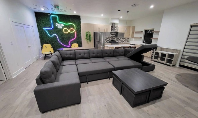 Oak Cliff House | Social House w/Rooftop Deck, King Bed & 2-car garage parking!
