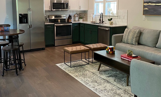 Fayetteville Cottage | SoFay Cottage on College - Walkable to U of A and Downtown Square.