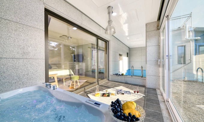 Sokcho House | Sokcho Lasso Pool Villa Pension