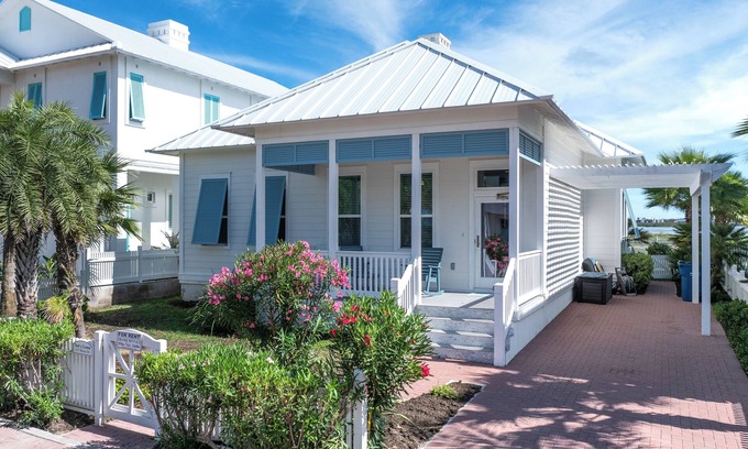 The Shores Cottage | Sol Y luna home at The Shores, sandy steps to the bay, short walk to the beach