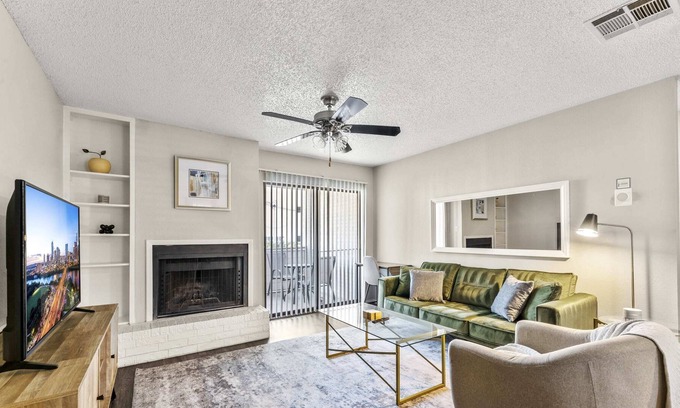 South Lamar Apartment | SoLa cozy 1BR king suite close to DT w/ pool