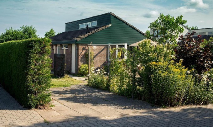 Egmond aan den Hoef Apartment | 'Solaris' is a ground floor detached holiday bungalow on a small and quiet park called 'De Zandschuyt'.