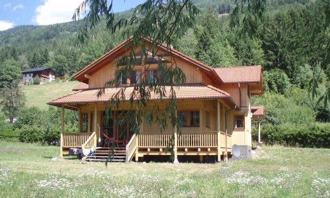 Malta House | Solid wood house with a fireplace, sauna and five bedrooms