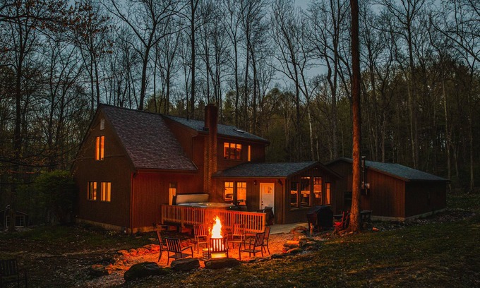 Butler House | Solitude- Luxury Cabin On 22 Acres, Hot Tub, Fireplace, Firepit, A/C Skiing!