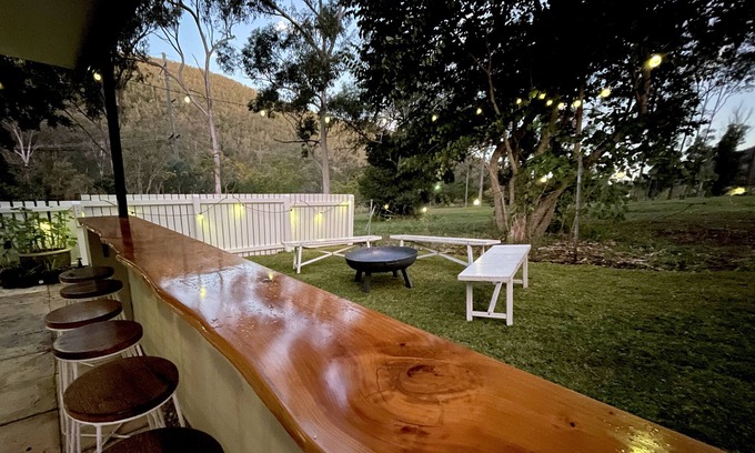 Somerset Dam House | Somerset Dam Retreat - Relax & unwind. Sleeps 10