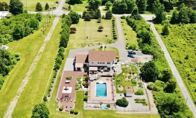 Saugerties House | SonAra Retreat - Hot tub, pool, amazing mountain views, plus many amenities!n
