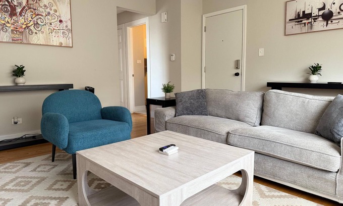 Des Plaines Apartment | Soothing 2-bedroom apartment with AC in Des Plaines