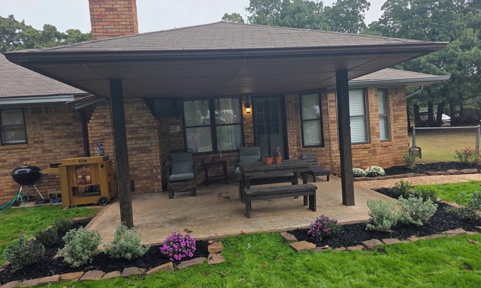 Guthrie House | Soothing 3-bedroom house with AC in charming Guthrie