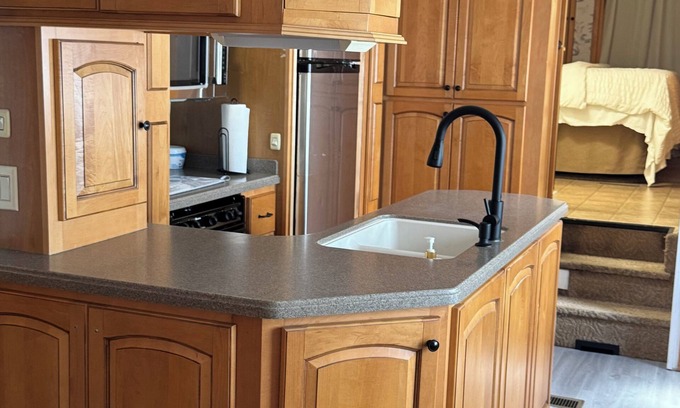 Largo House | Soothing RV with AC in Largo