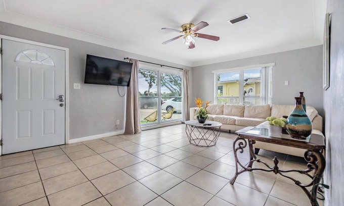 Bayou Shores House | Soothing townhome with PRIVATE DOCK & KAYAKS in St. Petersburg