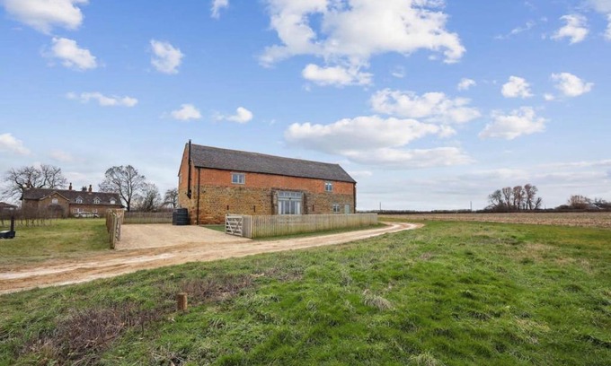 Medbourne House | Sophie's Barn - Hot Tub Packages Available