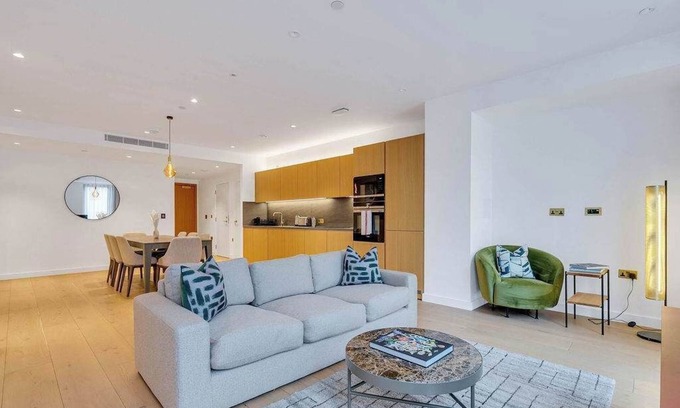St. Pancras and Somers Town Apartment | Sophisticated 3BR Living in Enclave