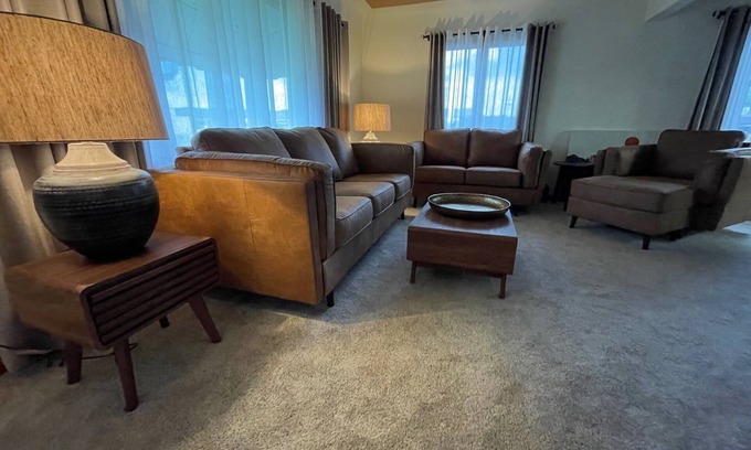 La Crosse House | Sophisticated 3BR | Minutes to Downtown