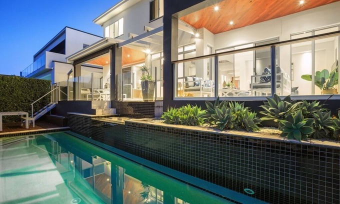 Broadbeach Waters House | Sophisticated Coastal Living