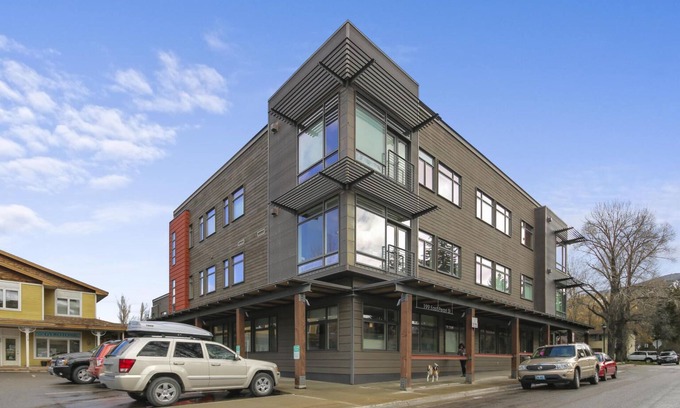 Jackson Condo | Sophistication & Convenience; Urban Flat one block from Town Square