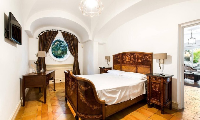 Independence House | Sorrento Luxe 3 Bedroom Villa with Jacuzzi&Parking