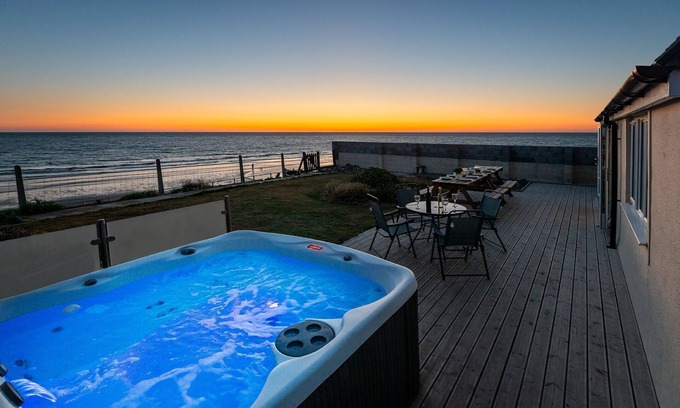 Tywyn House | Sound of the Sea, beachfront Bungalow with hot tub, in Tywyn