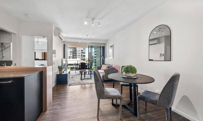 South Brisbane Apartment | South Bank Styling! ~ 1Bed, 1Bath, 1Car, Balcony