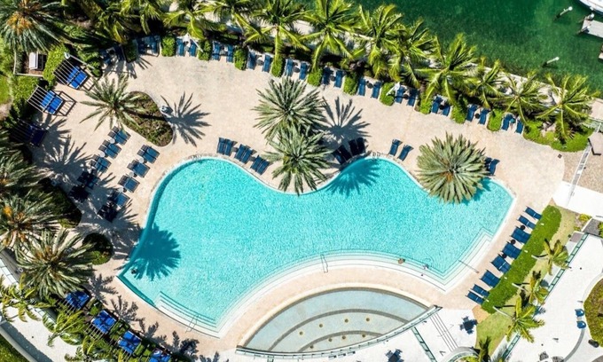 Miami Beach Condo | South Beach condo with Breathtaking Views and Stunning Amenities