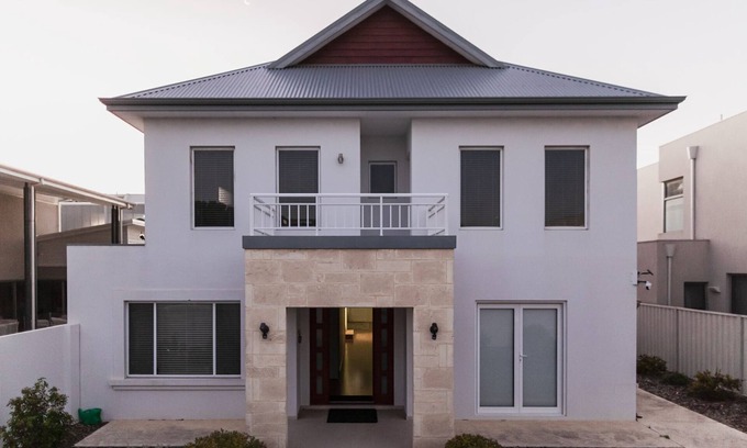 South Fremantle House | South Beach Guest House- Stylish & Spacious beach mansion