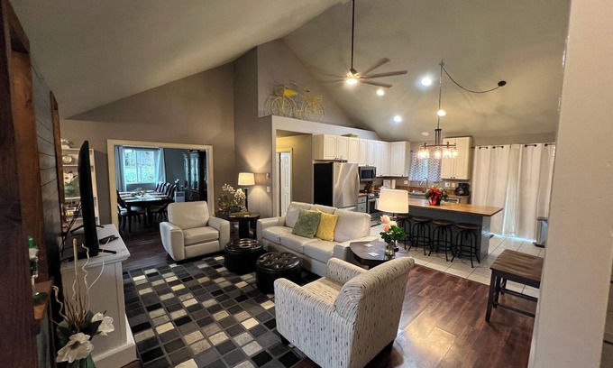South Hills House | South Eugene Home Close to Campus Pet Friendly