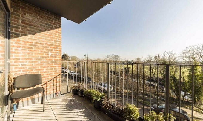 Norwood Green Apartment | South-facing 1bedroom flat with breathtaking views of the canal.