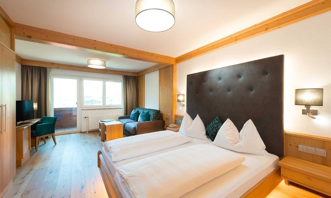 Rauris House | south-facing Rauriser Urquellzimmer with closed bathroom - Hotel Alpina *