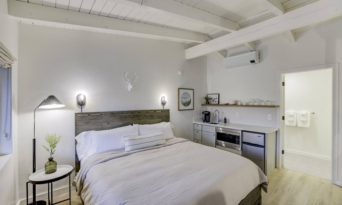 Lakeside Park Apartment | South Lake Chalet #8-New Boutique Suite-Minutes to Heavenly & Lake Tahoe