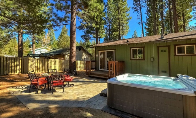 North Upper Truckee House | South Lake Tahoe Romantic Getaway + Hot Tub + Pets