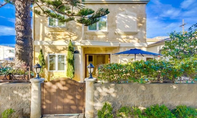 South Mission Beach House | South Mission Beach Retreat | 2BR Near the Shore