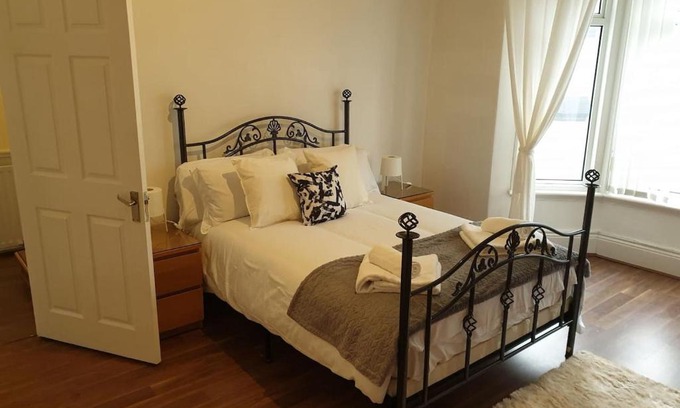 South Shields Apartment | South Shield's Hidden Gem Garnet 3 Bedroom Apartme