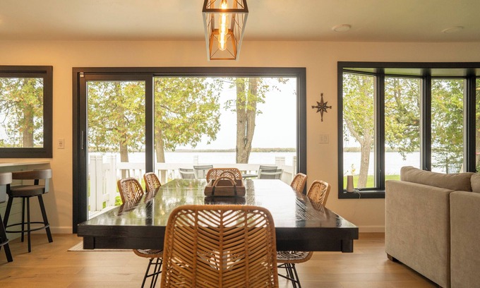 Sturgeon Bay Cottage | South Shore Haven - LAKE FRONT!