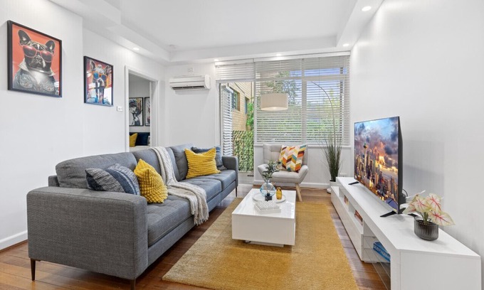 South Yarra Apartment | South Yarra Sleek: Urban Pad