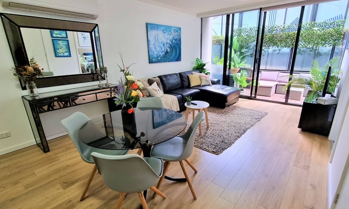 Southbank Apartment | Southbank Apartment with Large Courtyard-pool, tennis, BBQ and the best location