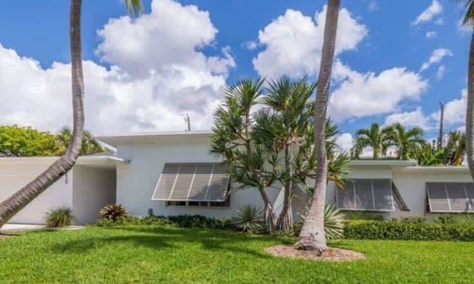 Southside House | Southern Breeze - Renovated Mid-Century Oasis Near Intracoastal