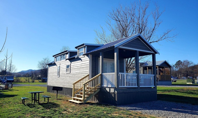 Gatlinburg - Pigeon Forge Cottage | Southern Comfort: 1 BR, 1 BA Cottage in Sevierville, Sleeps 6
