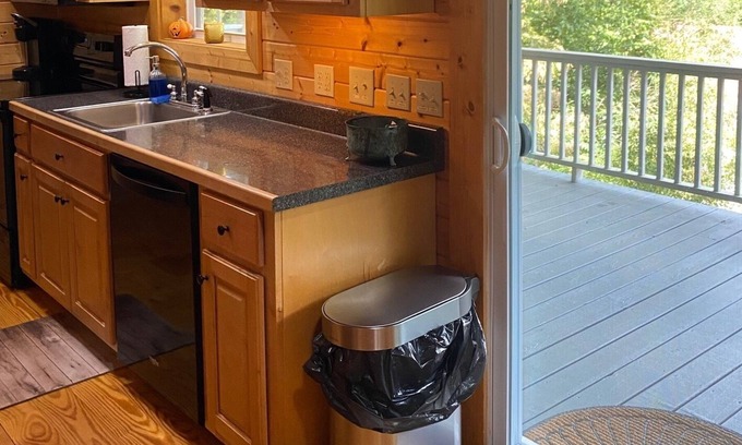 Blairsville Cabin | Southern Oak 2 Bedroom Cabin - Pet Friendly! by RedAwning