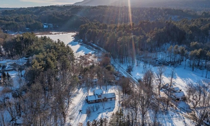 Arlington House | Southern Vermont Cottage - Read Our Arbnb reviews - 4.9!