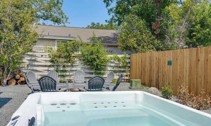 Fredericksburg House | Southern Vine Sip + Stay Combo