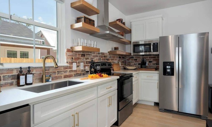 Fredericksburg House | Southern Vine Sip and Stay Combo