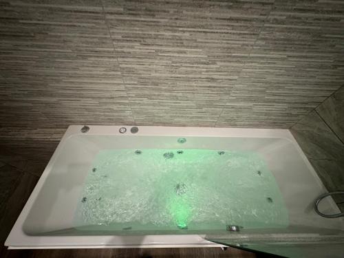 Elland Apartment | Southgate Luxury Apartments-Jaquzzi Bath-Private Parking- 2 Min M62