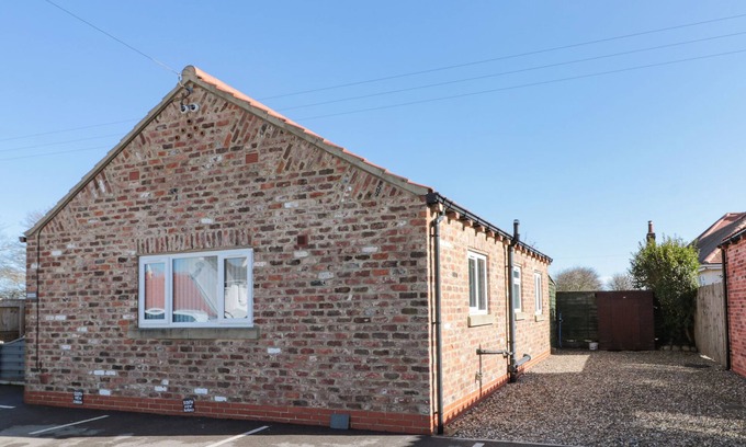 Barmston House | SOUTHVIEW BUNGALOW, pet friendly, country holiday cottage in Barmston
