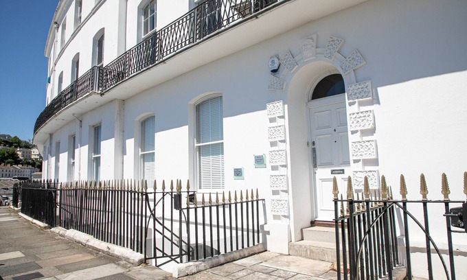 Torquay City Centre Apartment | Sovereign House - Chic and near Harbour, parking