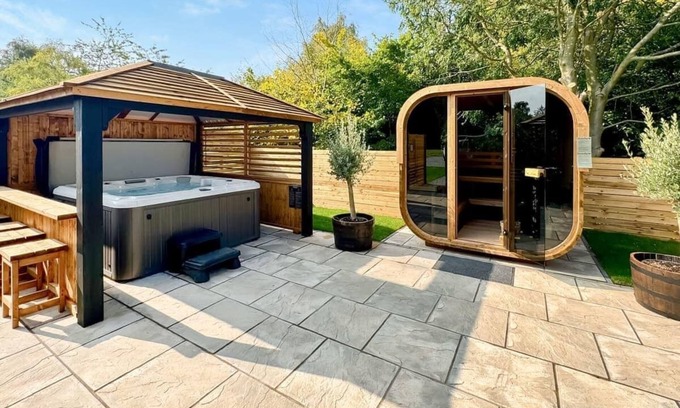 Raywell Ski Chalet | Spa Castaway (Pet Garden)