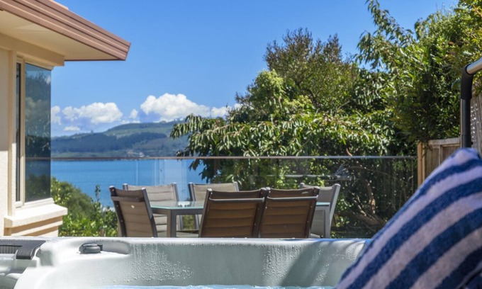 Waipahihi House | Spa-Pool, Lake & Mountain Views