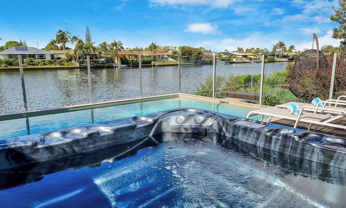 Birtinya House | Spa|Pool|Paradise|Tranquil Waterfront Paradise|Canal Views