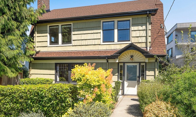 Eastlake House | Space Needle and Lake Union views in Eastlake